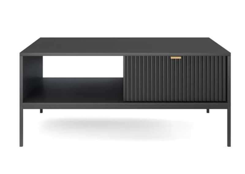 Czarny stolik kawowy na czarnych nogach i z ryflowanymi szufladami