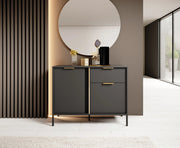 Mała komoda w kolorze antracytowym Lilah na tle lameli
