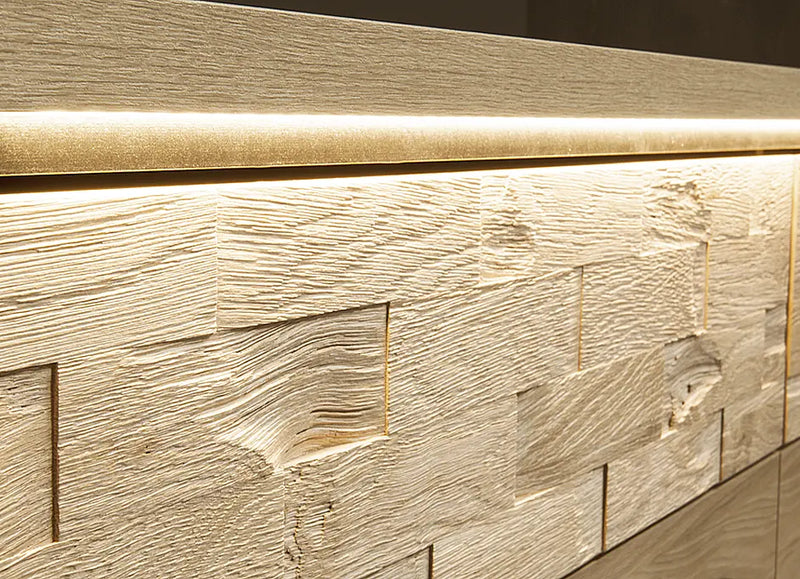 Komoda z elementem naturalnego drewna