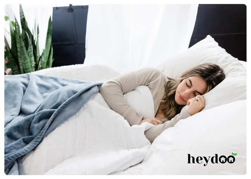 Materac kieszeniowy Chillo z pianką lateksową z wygodnie śpiącą kobietą! Heydoo.pl