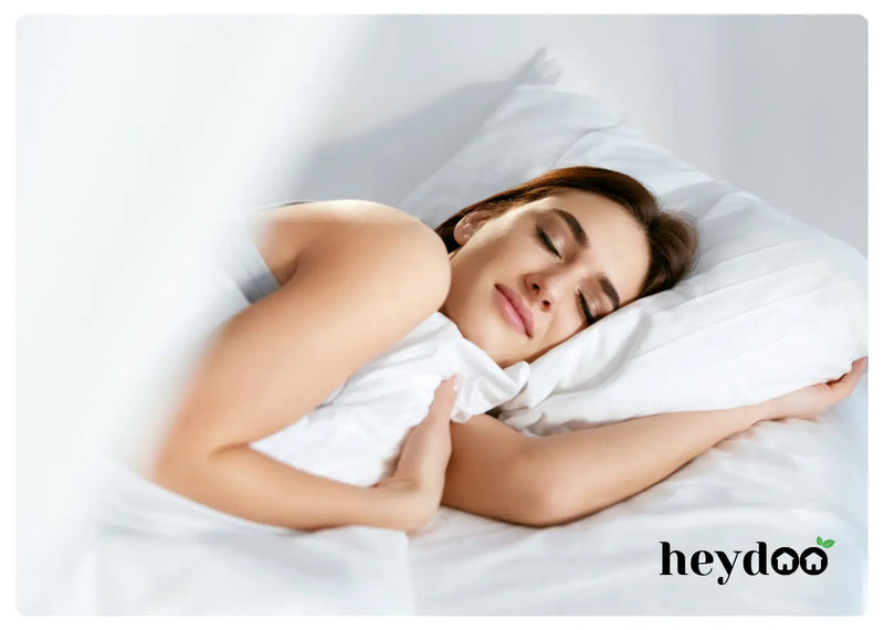 Materac kieszeniowy Flaro, a na nim śpiąca kobieta! Heydoo.pl