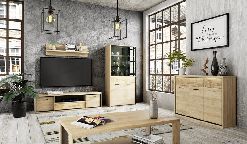 Witryna w aranżacji z telewizorem oraz innymi meblami z kolekcji Monaco