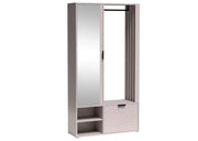 Kaszmirowa garderoba z lustrem i wieszakiem.