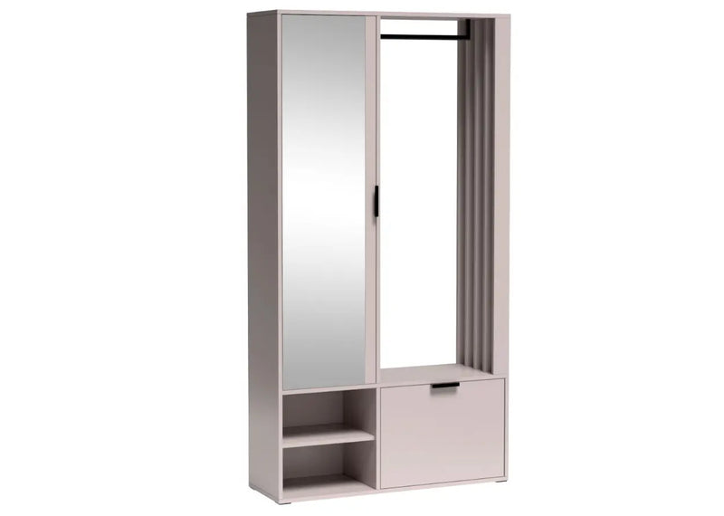 Kaszmirowa garderoba z lustrem i wieszakiem.