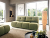 Zielona sofa w modnym salnie