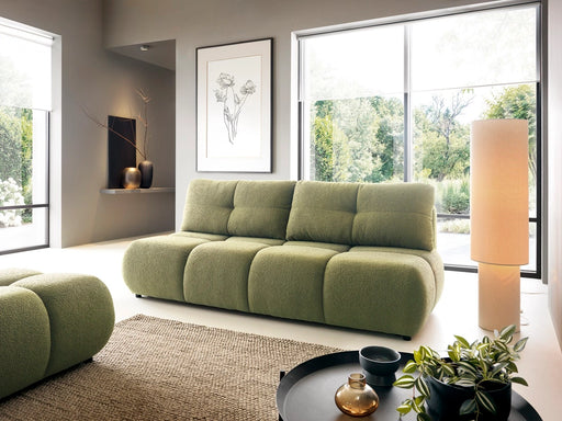 Zielona sofa w modnym salnie