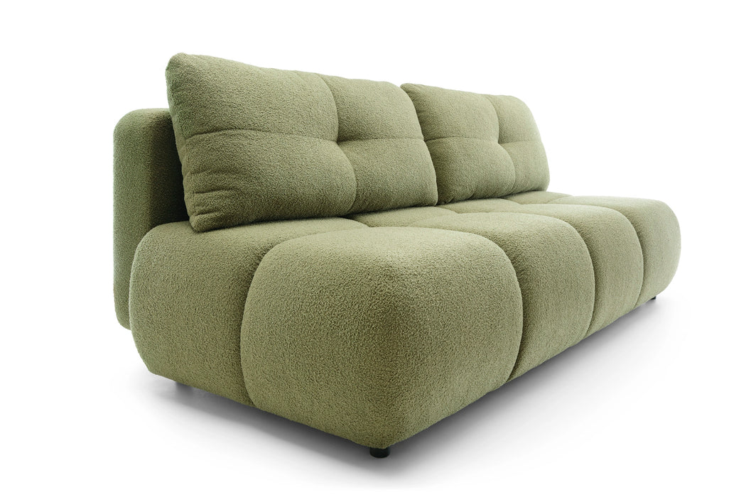 Zielona sofa z pikowanymi poduszkami