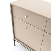Duża komoda w kolorze beżowym Monolith ze złotymi uchwytami