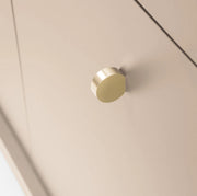 Wysoka komoda Monolith – beżowa elegancja do nowoczesnych wnętrz ze złotymi uchwytami