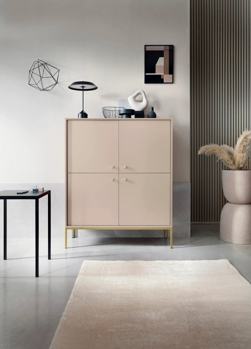 Wysoka komoda Monolith – beżowa elegancja do nowoczesnych wnętrz w nowoczesnym salonie