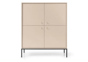 Beżowa komoda ze złotymi uchwytami na czarnych nogach