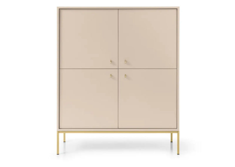Wysoka komoda ze złotymi uchwytami w kolorze beżowym.