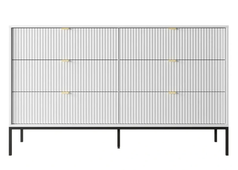 Komoda ryflowana na czarnych nogach. Heydoo.pl