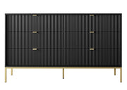 Czarna komoda ryflowana ze złotymi dodatkami. Heydoo.pl