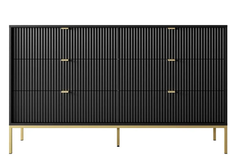 Czarna komoda ryflowana ze złotymi dodatkami. Heydoo.pl
