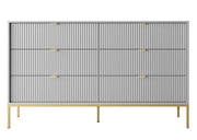 Szara komoda ryflowana ze złotymi uchwytami i złotymi nogami. Heydoo.pl