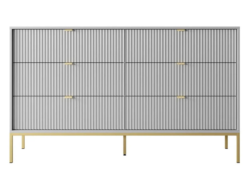 Szara komoda ryflowana ze złotymi uchwytami i złotymi nogami. Heydoo.pl