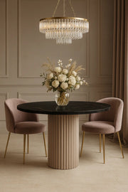 Stół nesta z blatem w kolorze ciemnego marmuru w modnym salonie