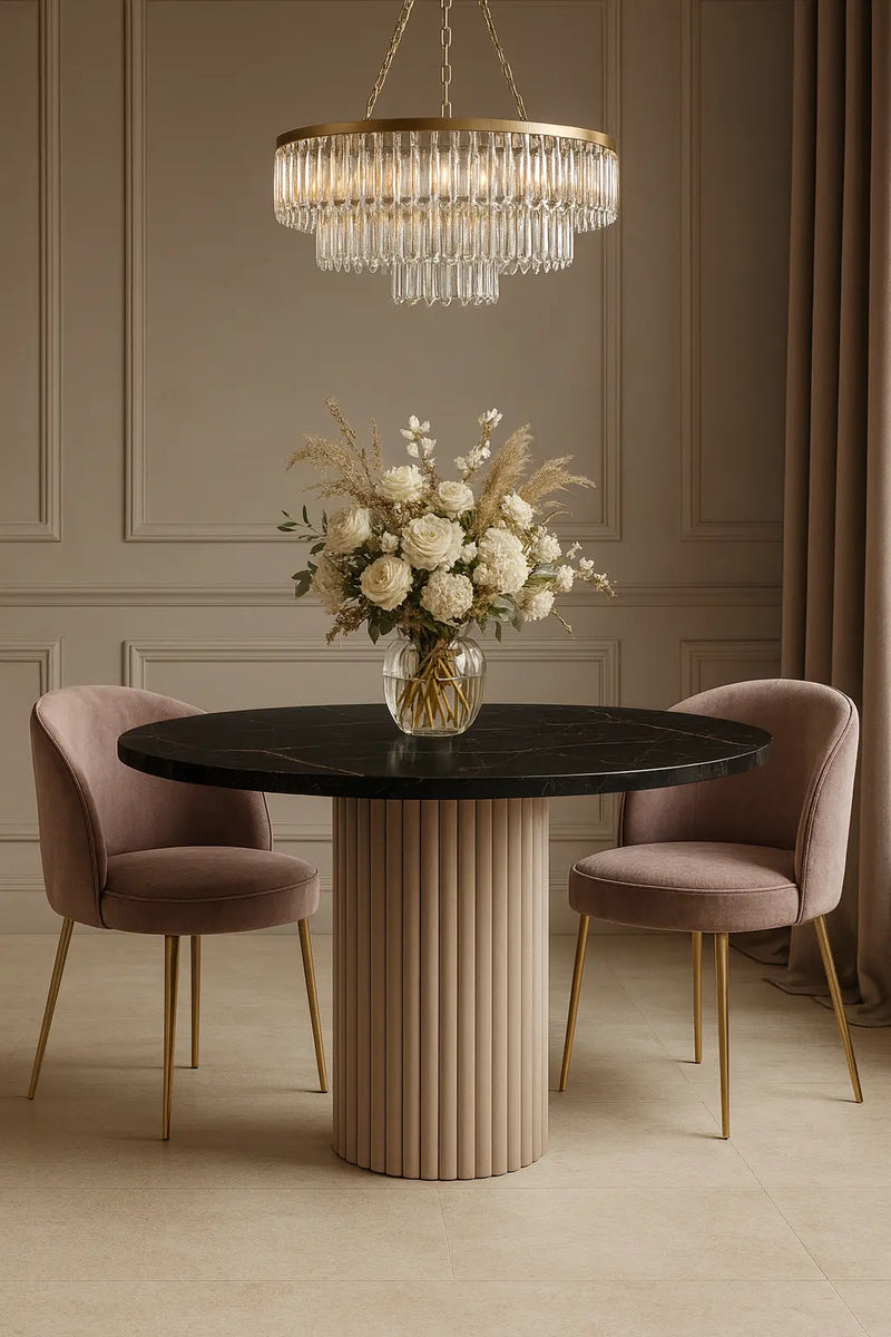 Stół nesta z blatem w kolorze ciemnego marmuru w modnym salonie