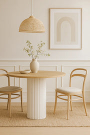 Przytulny salon ze stołem Nesta