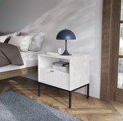 Nowoczesna sypialnia z białym stolikiem nocnym Natt CZ54 na czarnych nogach.
