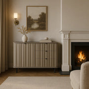 Mała komoda z szufladami Novado 03 w nowoczesnej aranżacji