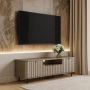 Szafka RTV Novado 5 – szara ryflowana szafka pod TV  w nowoczesnym salonie