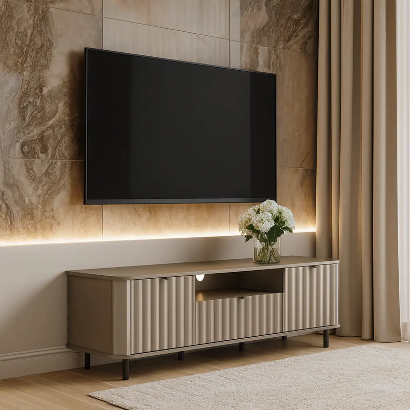 Szafka RTV Novado 5 – szara ryflowana szafka pod TV  w nowoczesnym salonie