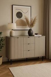 Novado 01 – komoda z frezowanymi frontami i cichym domykiem w modnej aranżacji