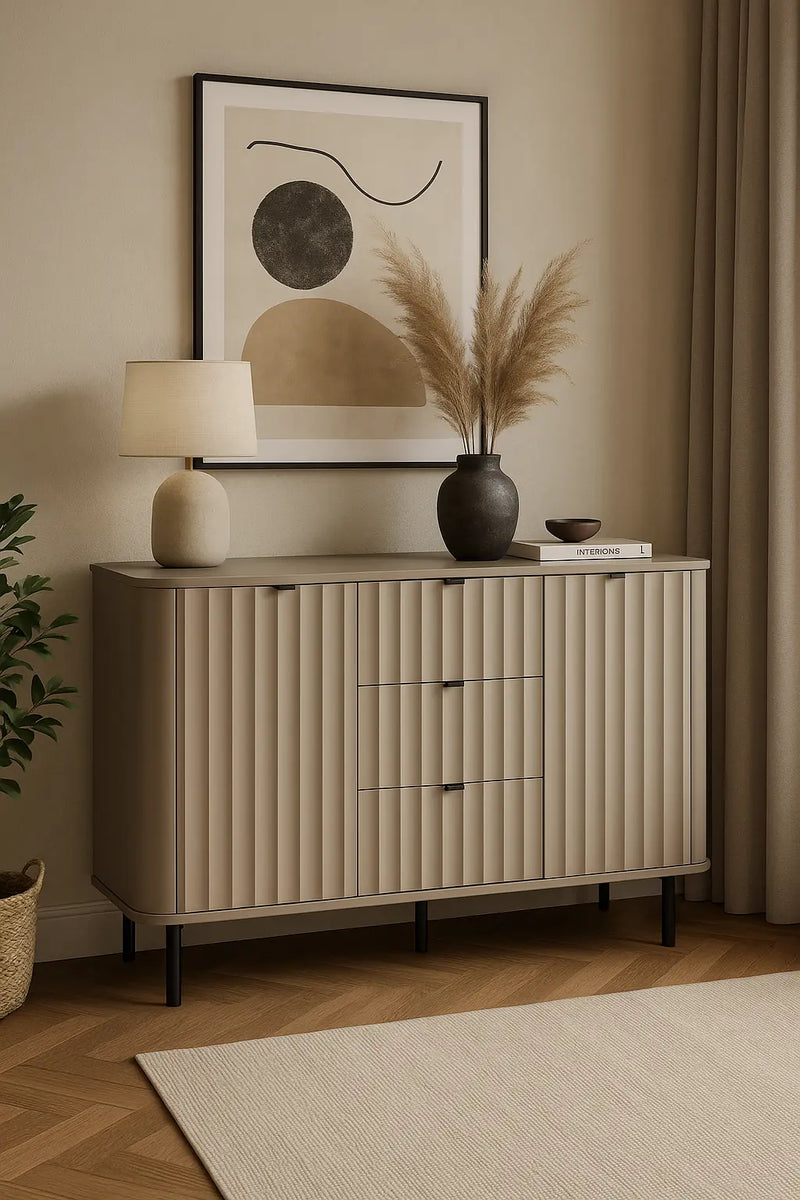 Novado 01 – komoda z frezowanymi frontami i cichym domykiem w modnej aranżacji