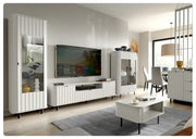 Witryna NOVADO 9 – szeroka i nowoczesna witryna do salonu w kolorze białym w modnym salonie