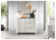 Mała komoda z szufladami Novado 03 biała w nowoczesnej aranżacji