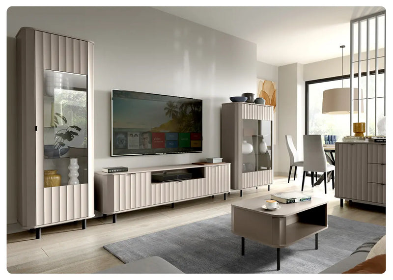 Modny salon z nowoczesną witryną i komodą w zestawie Novado