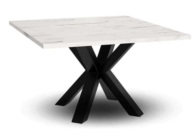 Kwadratowy stolik kawowy z czarną nogą i blatem w kolorze jasnego marmuru