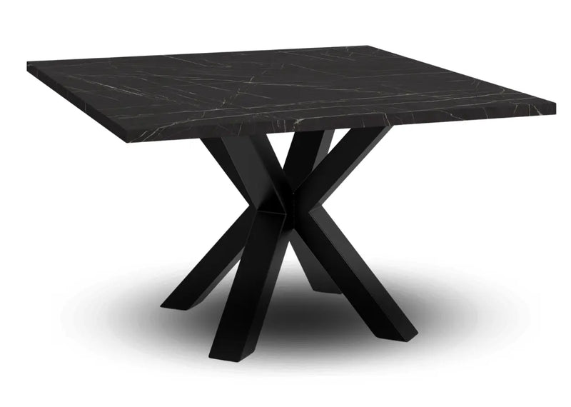 Kwadratowy stolik kawowy z czarną nogą i blatem w kolorze czarnego marmuru