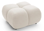 Kremowa pufa do salonu w modnej tkaninie