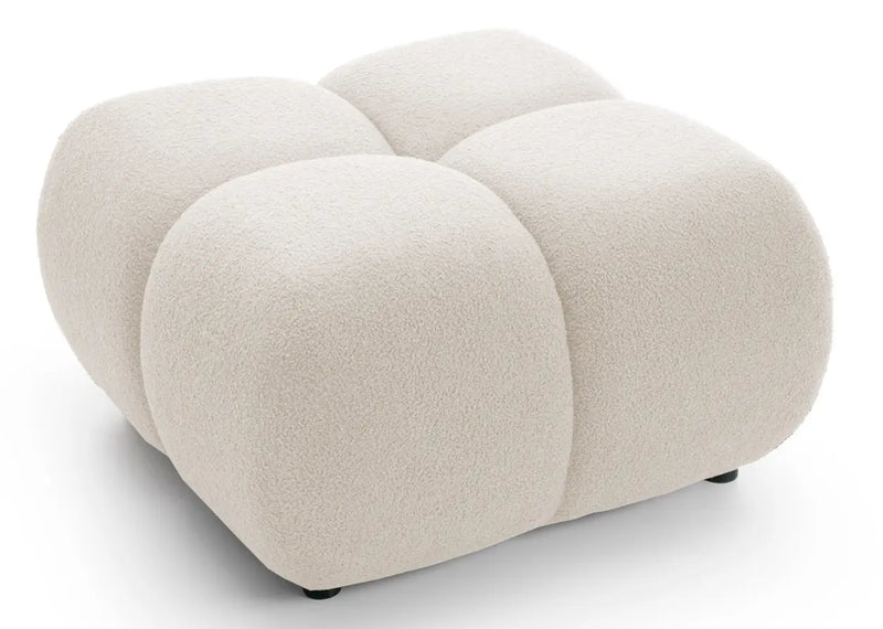 Kremowa pufa do salonu w modnej tkaninie