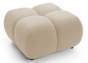 Beżowa pufa do salonu w modnej i nowoczesnej tkaninie