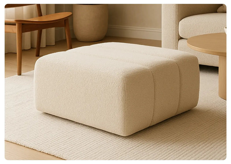 Modna pufa Bali w salonie 