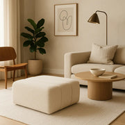 Modny salon z pufą Bali w kolorze beżowym