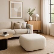 Modny salon z pufą Ottio w kolorze kremowym