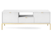 Biała szafka rtv z ryflowanym frontem i złotymi dodatkami