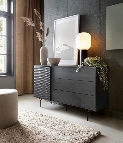Komoda Rhea C.KSZ144 w eleganckim wnętrzu z lampką i dekoracjami