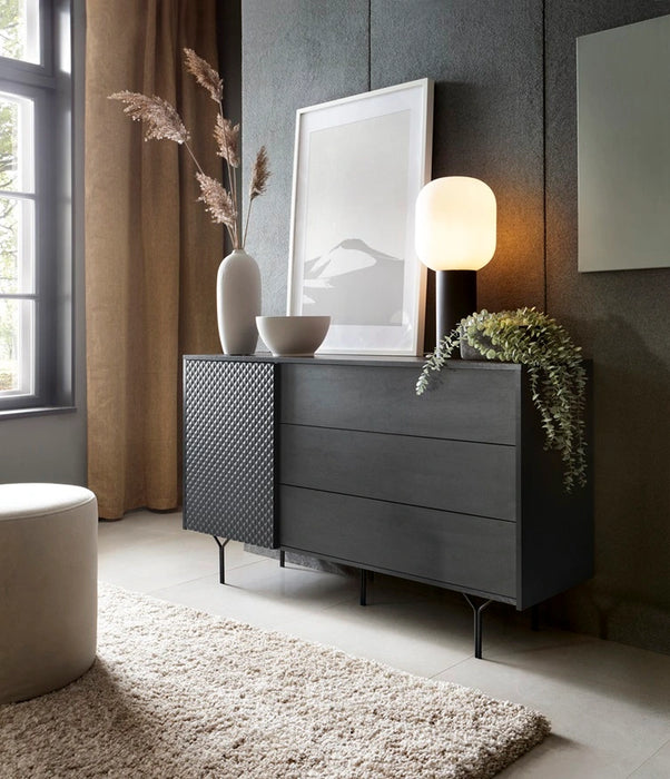 Komoda Rhea C.KSZ144 w eleganckim wnętrzu z lampką i dekoracjami
