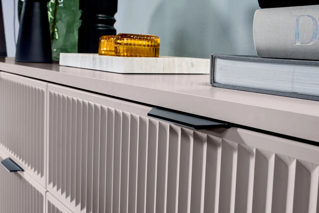 Duża komoda z ryflowanymi frontami w kolorze kaszmir Lexi K L-1 ze zbliżeniem