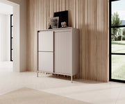 Wysoka komoda w kolorze beżowym Skye w modnym salnie