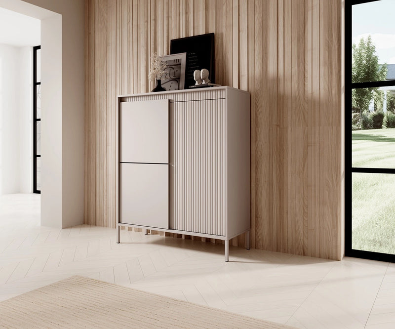 Wysoka komoda w kolorze beżowym Skye w modnym salnie