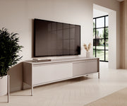 Duża szafka rtv w kolorze beżowym z telewizorem w modnym salonie