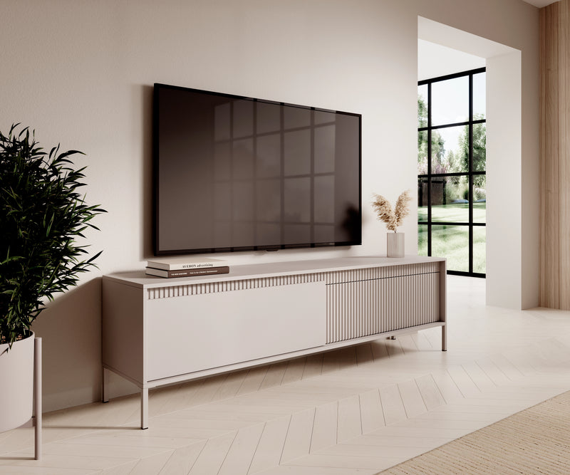 Duża szafka rtv w kolorze beżowym z telewizorem w modnym salonie