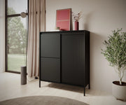 Wysoka komoda w modnym czarnym kolorze na tel nowoczesnej ścianki